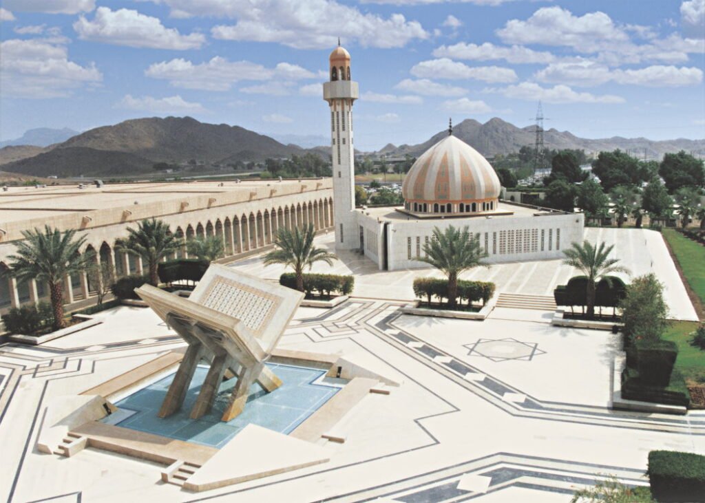 مجمع الملك فهد لطباعة المصحف الشريف من أماكن سياحية بالمدينة المنورة 