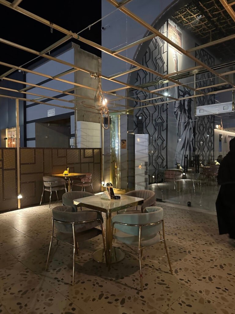 كوفي لاونج المدينة من كافيهات العزيزية المدينة المنورة.